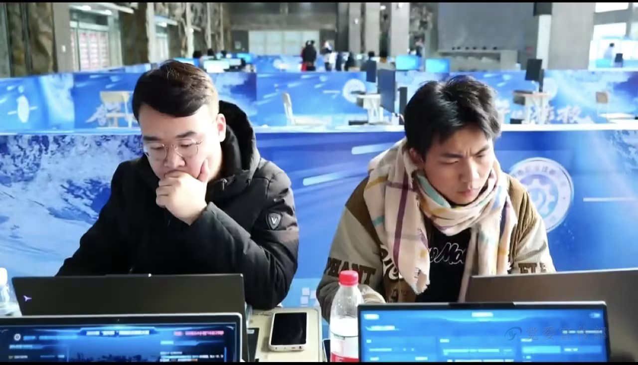 左一为张焱宇