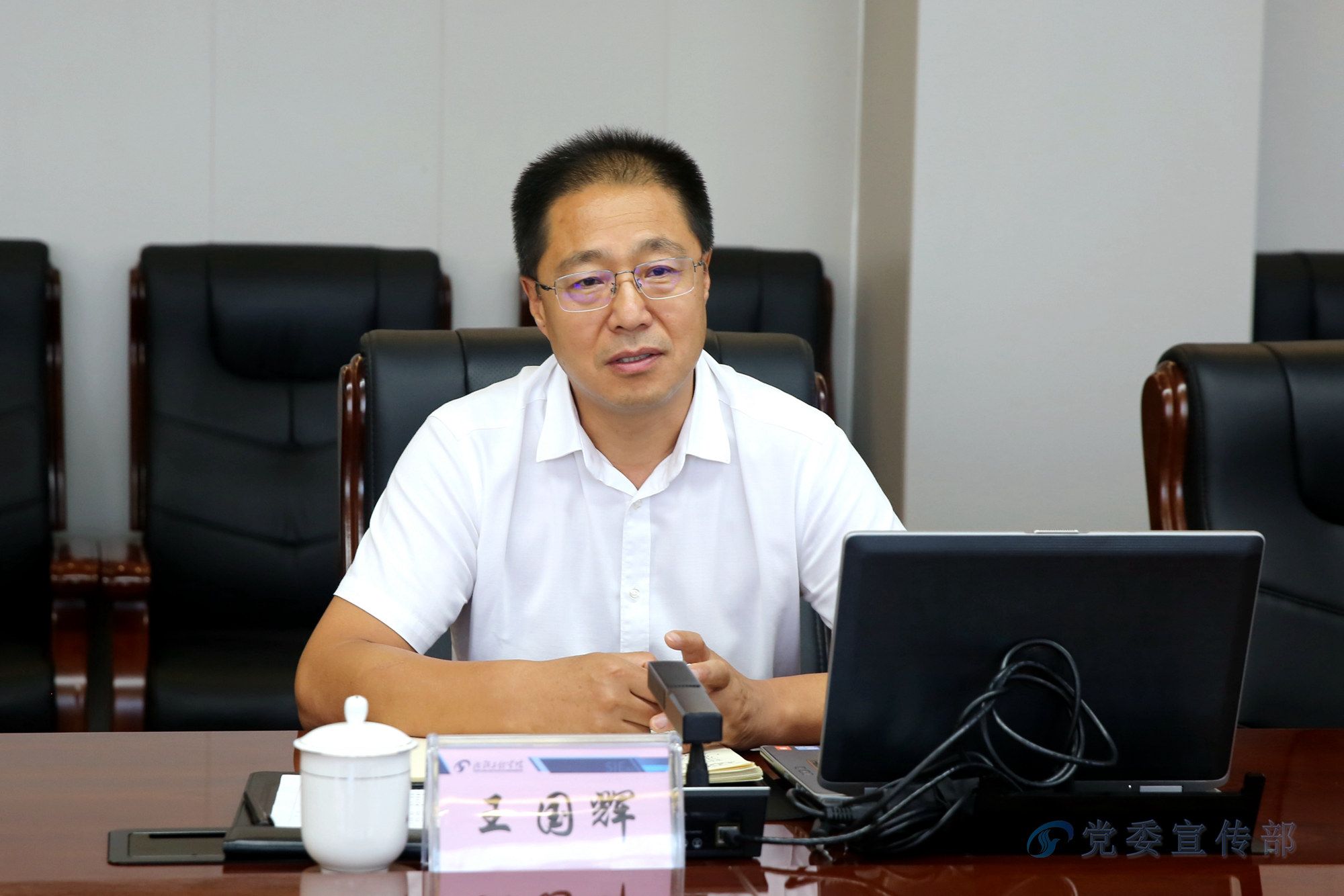 座谈会上,王国辉对胡旺阳,李明一行的到来表示欢迎,介绍了学校在专业